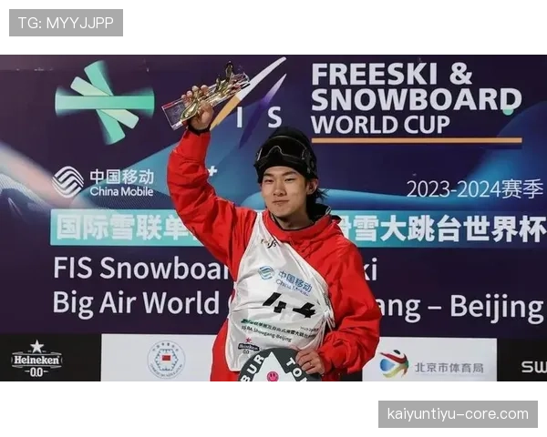 苏翊鸣居然穿球鞋逛街？我还以为滑雪冠军人设能hold住高冷狂拽呢！